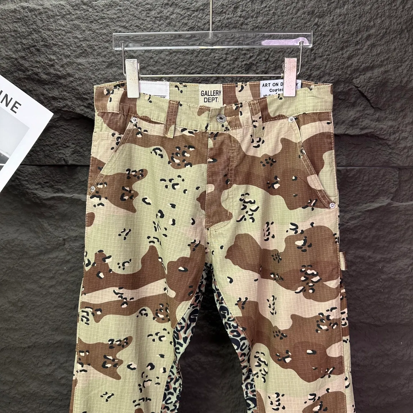 P240 GALLERY DEPT. 2025 new khaki brown camouflage couple style loose bootcut jeans 🔥High version🔥High version🔥Top ceiling quality. Styles with different wash textures, very friendly to people with thin legs and thick legs. The loose bootcut style is very flattering to the leg shape. Moderate length that never goes out of style, easy and casual to match, basic styling for various styles, a must-have in the wardrobe! The fabric is stiff but also makes the upper body soft without losing texture. The washing process is even more perfect. It is a must-have item for everyone! ! ! Washed wheat, hang tag, pants label, complete with three labels Color: khaki Size: 28, 30, 32, 34, 36 (five sizes)
